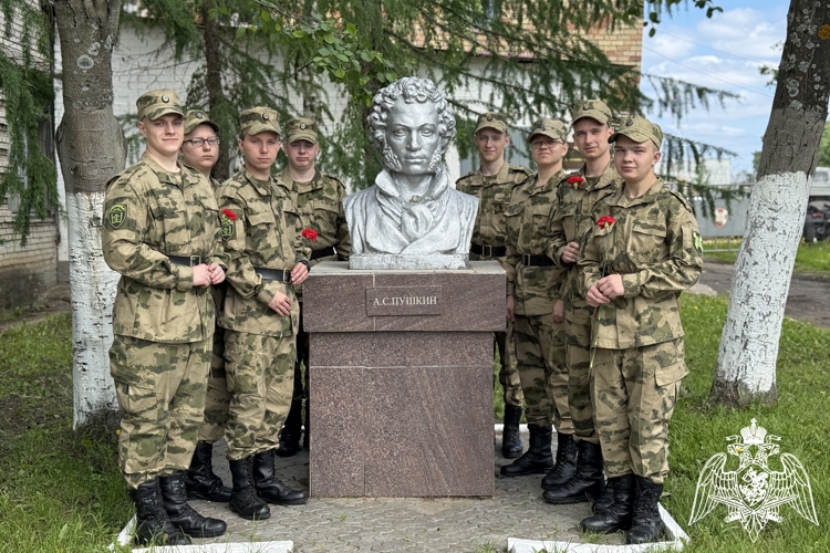 В Сыктывкаре военнослужащие Росгвардии почтили память А. С. Пушкина ко дню рождения поэта