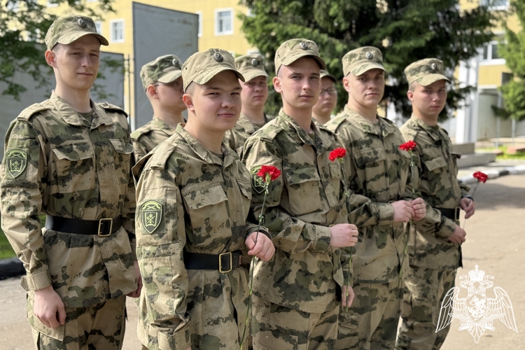 В Сыктывкаре военнослужащие Росгвардии почтили память А. С. Пушкина ко дню рождения поэта