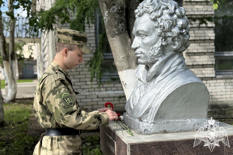 В Сыктывкаре военнослужащие Росгвардии почтили память А. С. Пушкина ко дню рождения поэта