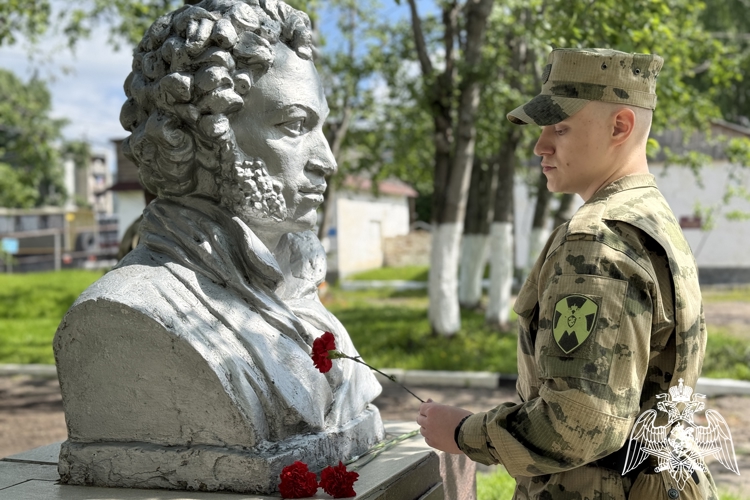 В Сыктывкаре военнослужащие Росгвардии почтили память А. С. Пушкина ко дню рождения поэта