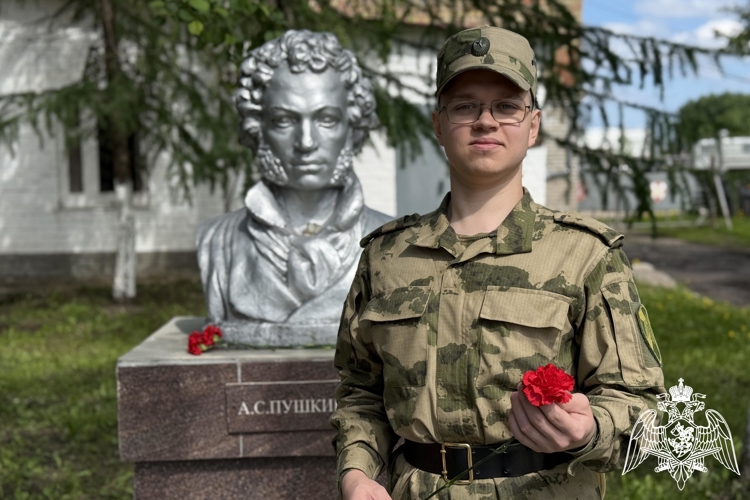 В Сыктывкаре военнослужащие Росгвардии почтили память А. С. Пушкина ко дню рождения поэта