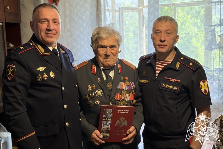 Начальник Управления Росгвардии по Республике Коми поздравил ветерана службы с 97-летием