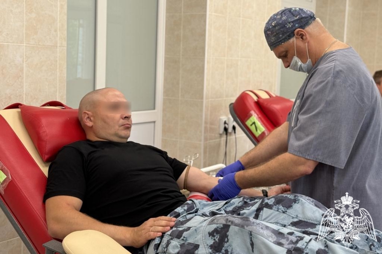 В Сыктывкаре росгвардейцы приняли участие в ведомственной акции «От сердца к сердцу»
