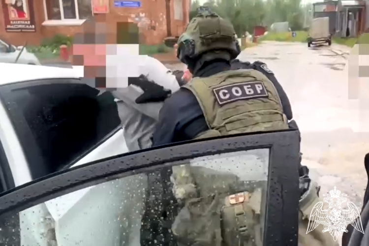 В Сыктывкаре при силовой поддержке спецназа Росгвардии задержан банковский служащий по подозрению в коммерческом подкупе