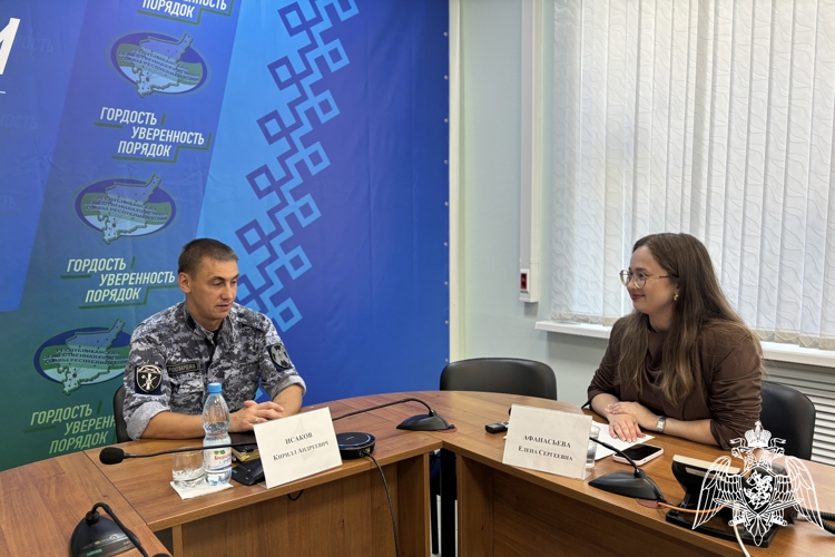 В Сыктывкаре росгвардейцы приняли участие в прямой линии и напомнили гражданам о правилах обращения с оружием 