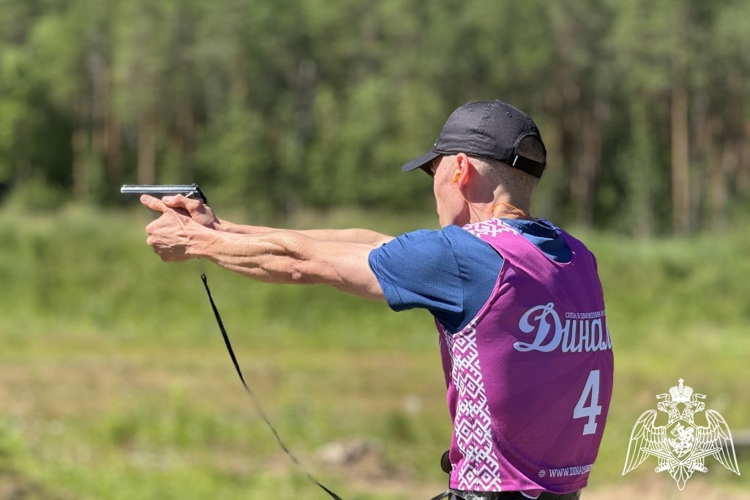 В Сыктывкаре состоялся чемпионат по служебному двоеборью памяти сотрудника ОМОН «Зырянин» Алексея Опацкого