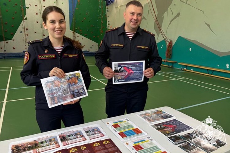 В рамках ведомственной акции «Каникулы с Росгвардией» в Сыктывкаре росгвардейцы приняли участие в патриотическом проекте «Клуб боевых отцов»  