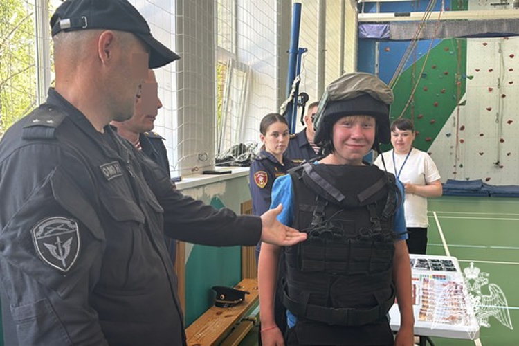 В рамках ведомственной акции «Каникулы с Росгвардией» в Сыктывкаре росгвардейцы приняли участие в патриотическом проекте «Клуб боевых отцов»  