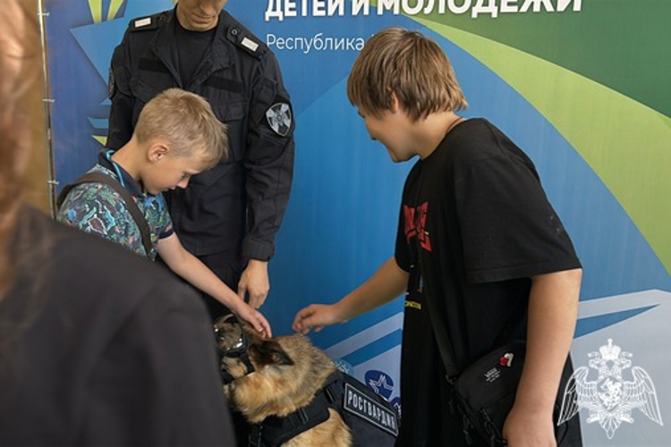 В рамках ведомственной акции «Каникулы с Росгвардией» в Сыктывкаре росгвардейцы приняли участие в патриотическом проекте «Клуб боевых отцов»  