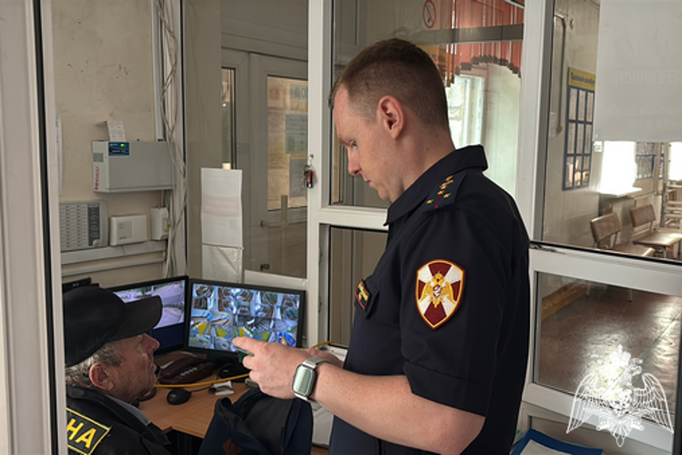 В Сыктывкаре сотрудники Росгвардии проверяют готовность образовательных организаций к началу учебного года