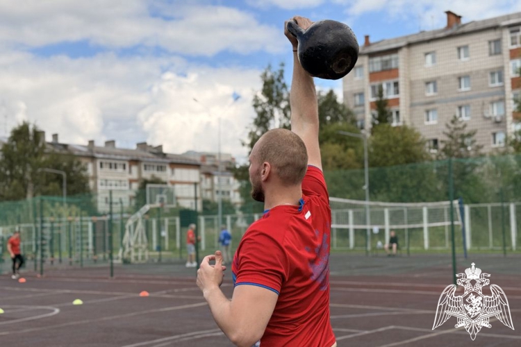 В Сыктывкаре росгвардейцы приняли участие в спортивной эстафете в рамках празднования Дня физкультурника