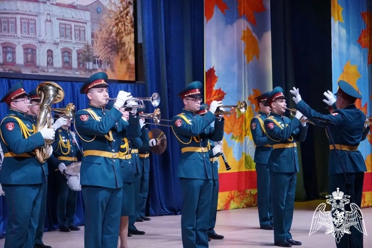 В Сыктывкаре военный оркестр Росгвардии поздравил ветеранов с Днем пожилого человека