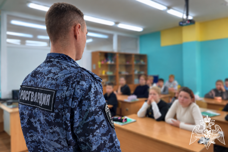 В СЫКТЫВКАРЕ РОСГВАРДЕЕЦ ВСТРЕТИЛСЯ СО ШКОЛЬНИКАМИ В РАМКАХ ПРОЕКТА «ВСТРЕЧА С ЧЕМПИОНОМ»