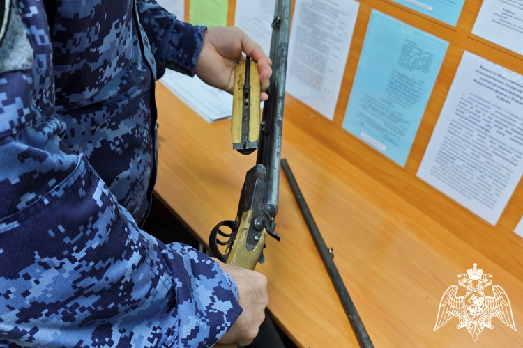 Житель Удорского района получил денежное вознаграждение за добровольную сдачу найденного оружия и боеприпасов