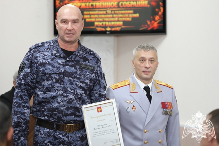 В Сыктывкаре на торжественном собрании вневедомственной охраны Росгвардии по Республике Коми вручили благодарственные письма и ведомственные награды  