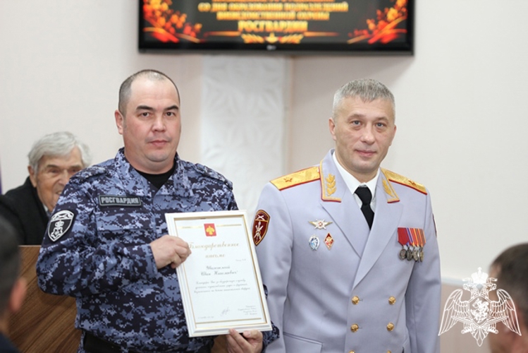 В Сыктывкаре на торжественном собрании вневедомственной охраны Росгвардии по Республике Коми вручили благодарственные письма и ведомственные награды  