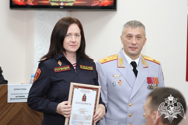 В Сыктывкаре на торжественном собрании вневедомственной охраны Росгвардии по Республике Коми вручили благодарственные письма и ведомственные награды  