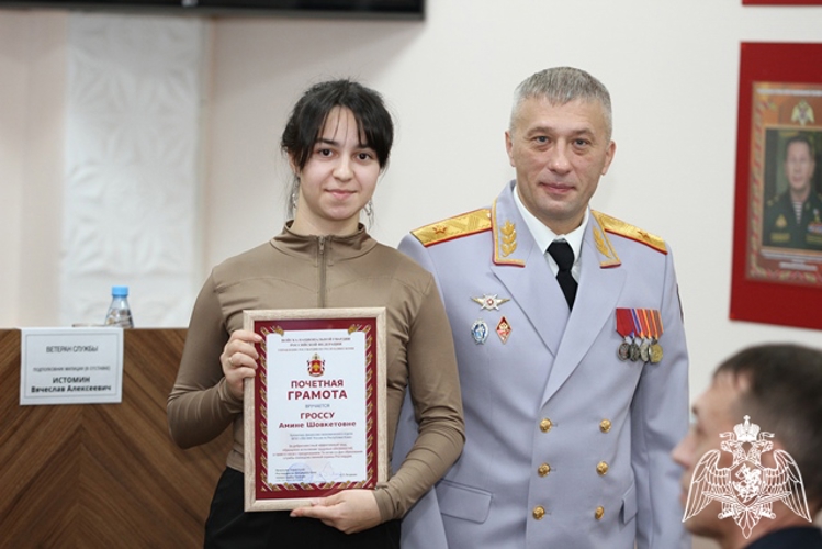В Сыктывкаре на торжественном собрании вневедомственной охраны Росгвардии по Республике Коми вручили благодарственные письма и ведомственные награды  