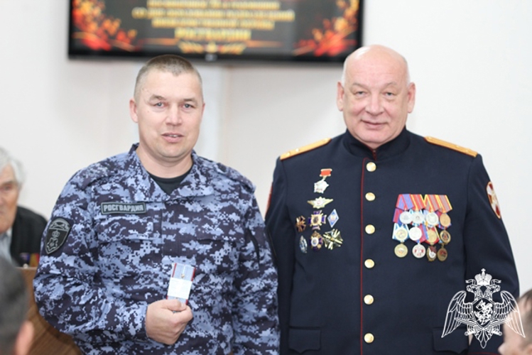 В Сыктывкаре на торжественном собрании вневедомственной охраны Росгвардии по Республике Коми вручили благодарственные письма и ведомственные награды  
